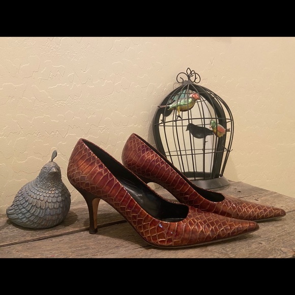 Kenneth Cole alligator print patent leather pumps - Picture 11 of 13